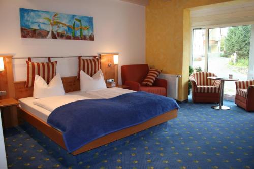 Postel nebo postele na pokoji v ubytování Gasthof zum Adler - Wahlwies-3 km z Bodensee Hotel geöffnet - Rest-Mo-Di-geschl