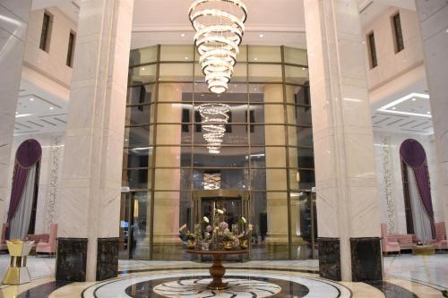 eine Lobby mit einem Brunnen in der Mitte eines Gebäudes in der Unterkunft Midan Hotel & Suites Al Aziziya in Mekka