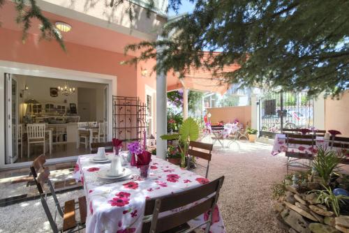 Hotel Villa Vera في فاجانا: طاولة عليها زهور في الفناء