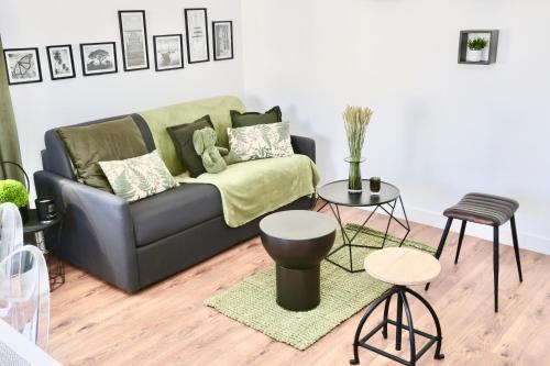 a living room with a couch and a table at Cosy's Olivier in Larmor-Plage