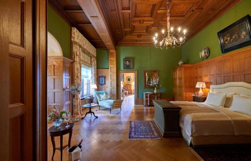 Postel nebo postele na pokoji v ubytování Schlosshotel Kronberg - Hotel Frankfurt