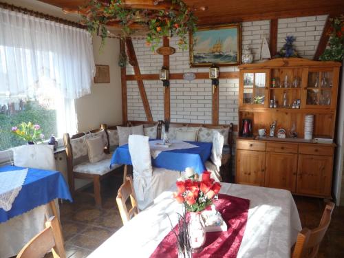Pension Döser Strand tesisinde bir restoran veya yemek mekanı