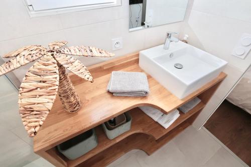 a bathroom with a wooden counter with a sink at Cosy's Olivier in Larmor-Plage