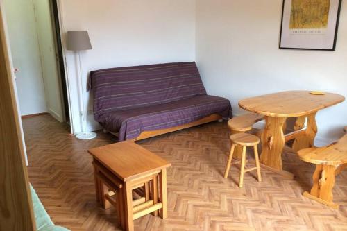 - un salon avec un canapé, une table et un tabouret dans l'établissement Studio lumineux avec balcon 2/4 pers. plein centre, à La Bourboule