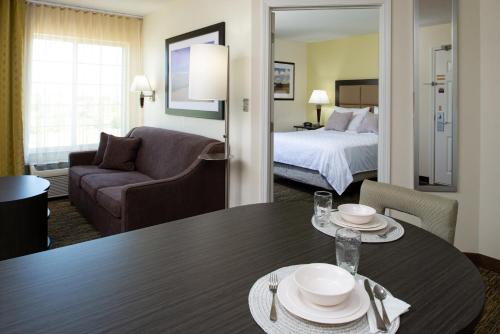 En eller flere senger på et rom på Candlewood Suites Olathe, an IHG Hotel
