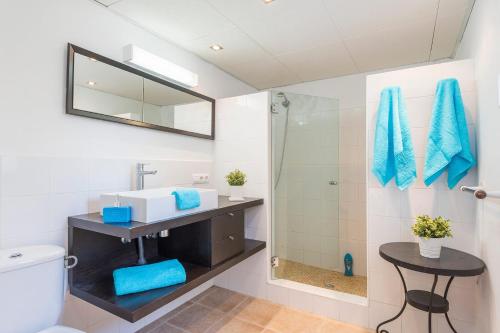 Koupelna v ubytování Nuriana 4 bedroom villa, Calan Blanes