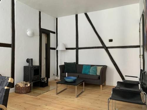 salon z kanapą i stołem w obiekcie ApartmentInCopenhagen Apartment 101 w Kopenhadze