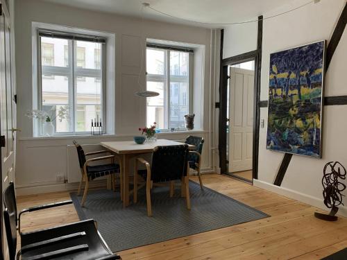 コペンハーゲンにあるApartmentInCopenhagen Apartment 101のダイニングルーム(テーブル、椅子付)