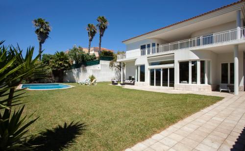 - une vue sur l'extérieur d'une maison avec une cour dans l'établissement Estoril dream, à Estoril