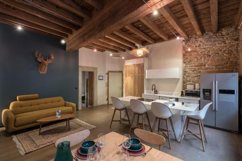 une cuisine et un salon avec un canapé et une table dans l'établissement L'Authentique - au cœur de Lyon, à Lyon