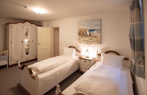 Ein Bett oder Betten in einem Zimmer der Unterkunft LH Heidegrund, App 1