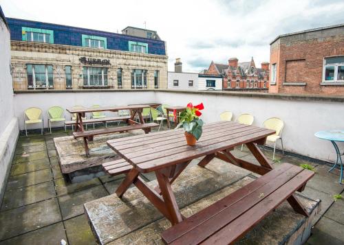 uma mesa de piquenique no telhado de um edifício em The Apache Hostel em Dublin