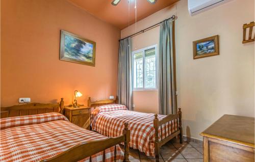En eller flere senge i et værelse på Stunning Home In Crdoba With Kitchen