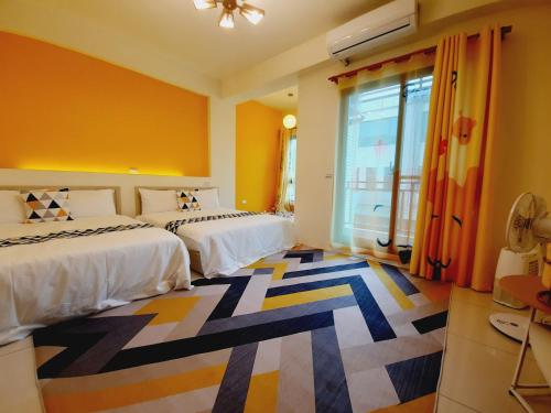 五結鄉的住宿－3Kiss民宿，黄色和蓝色的客房内的两张床