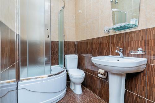 La salle de bains est pourvue de toilettes, d'un lavabo et d'une douche. dans l'établissement Hotel Lileo, à Mestia