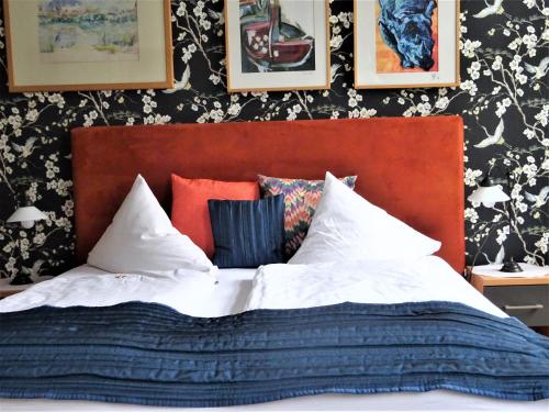 Uma cama ou camas num quarto em Hotel Pension Zur Fährbrücke