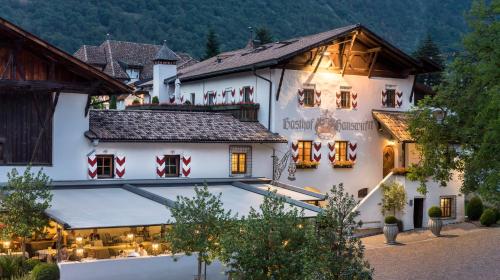 a view of a building in a village with lights at Hotel Hanswirt in Rablà