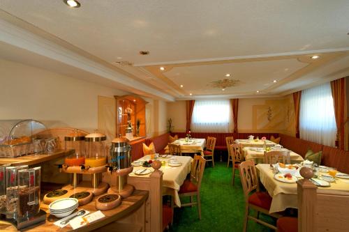 a restaurant with tables and chairs in a room at Frühstückspension Allgäu in Kappl