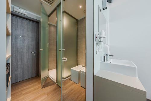 y baño con ducha y lavamanos. en Fasthotel Linate en Segrate