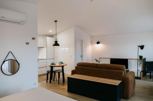 a living room with a couch and a table at Villa Teresa apartamentos in Vila Nova de Gaia