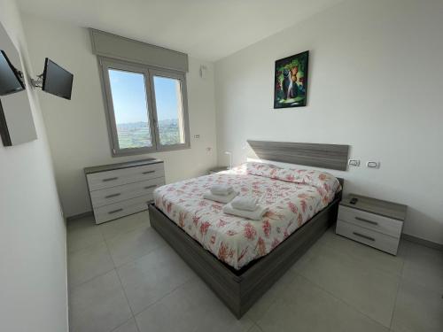 1 dormitorio con 1 cama, 2 vestidores y ventana en Suite D'Annunzio Luxury, en San Remo