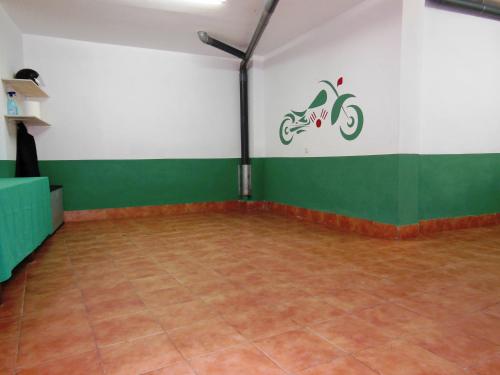 a room with green and white walls and a tile floor at Casa Rural Jardín del Desierto in Tabernas