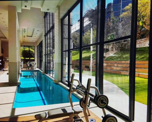 una piscina cubierta con gimnasio en una casa en The Emperor, en Johannesburgo