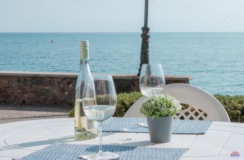 uma mesa com dois copos de vinho e uma garrafa de vinho em Apartamentos Aldeas De Taray Club em La Manga del Mar Menor