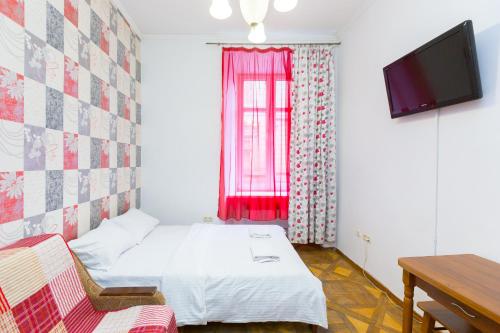 Habitación pequeña con cama y ventana en Квартира на вулиці Краківській 34, en Leópolis