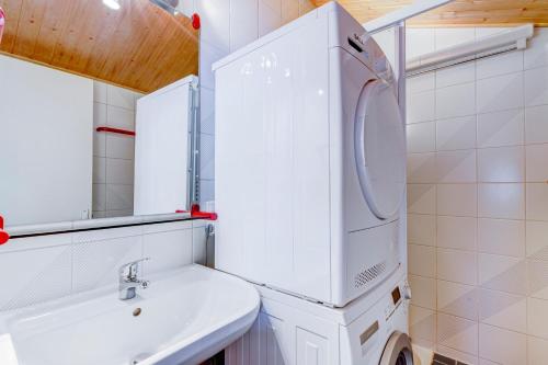 een kleine badkamer met een wastafel en een koelkast bij La Bouillandire in Les Gets