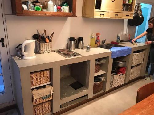 a kitchen with a counter with shelves and baskets at Muelle Amorcito in Tigre