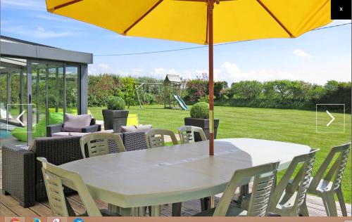 Taman di luar Villa charmante proche de Kersaint-Plabennec avec piscine privée