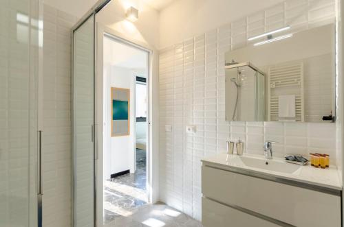 Kúpeľňa v ubytovaní JOIVY Spacious Apt for 6, Near Train Station and Beach