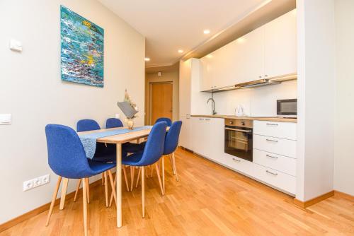 Η κουζίνα ή μικρή κουζίνα στο Apartamentai Elija su vaizdu į jūrą