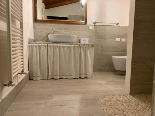 y baño con lavabo y aseo. en Relax totale nel Bosco Lucca, en Ghivizzano