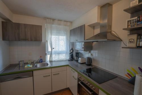 eine Küche mit einer Spüle und einer Arbeitsplatte in der Unterkunft Fewo Reutlingen Metzstraße OG 1 in Reutlingen