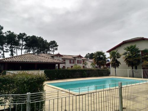 una piscina di fronte a una casa di Domaine des Pins Audenge Bassin d'Arcachon ad Audenge