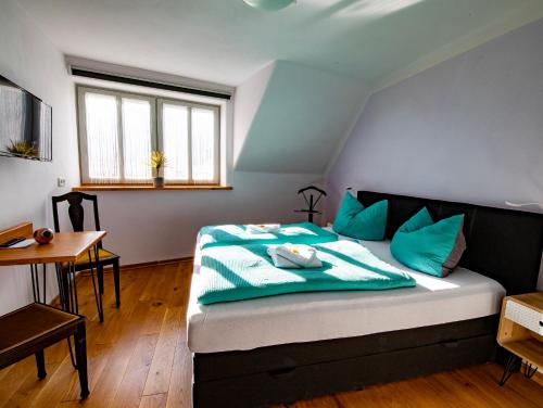 ein Schlafzimmer mit einem großen Bett mit blauen Kissen in der Unterkunft Natürlich Kirchner Haus Katrin in Eisenach