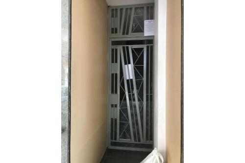 a mirror in a hallway looking at a door at STUDIO 205 | WIFI 600MB | RESIDENCIAL JC, um lugar para ficar. in Belém