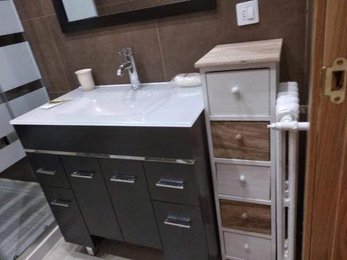 baño con lavabo y encimera con cajón en ARCO DE VILLAHOZ, en Villahoz