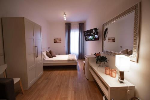利帕里的住宿－T'Amo，一间带床和镜子的客厅