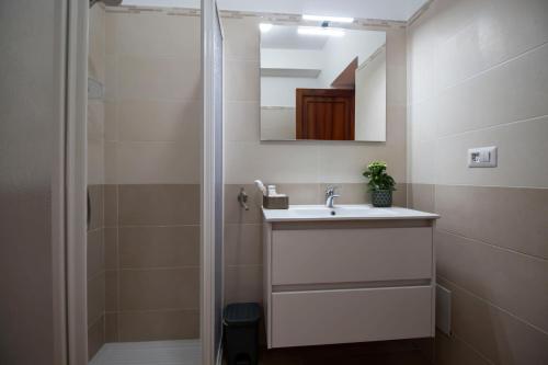 een badkamer met een wastafel en een douche bij T'Amo in Lipari