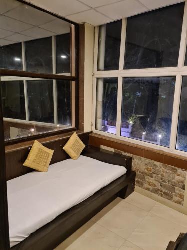 Katil atau katil-katil dalam bilik di Hotel Rajpur Heights