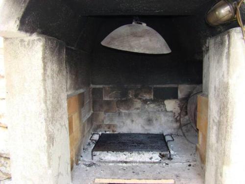 Gril dostupný pro hosty v apartmánu