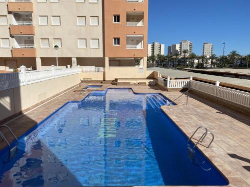 una piscina en la azotea de un edificio en Luz Bahía, en La Manga del Mar Menor