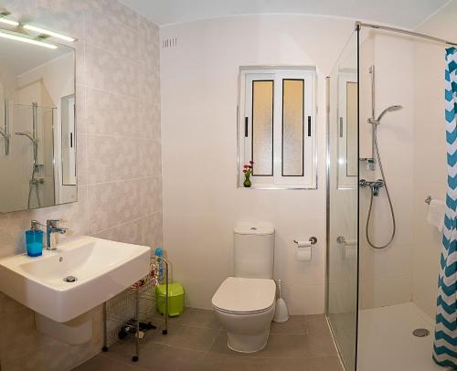 Ett badrum på Seaside Apartments Malta Mellieha1