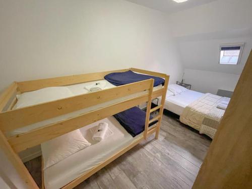 سرير بطابقين أو أسرّة بطابقين في غرفة في Chambres d'hôtes et Gîte Felicidade