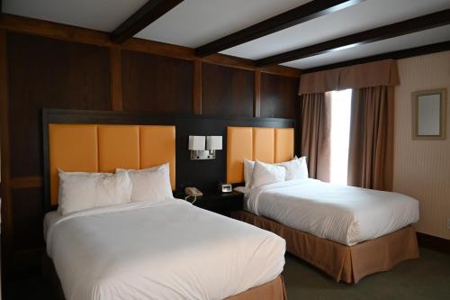 Ένα ή περισσότερα κρεβάτια σε δωμάτιο στο The Gananoque Inn