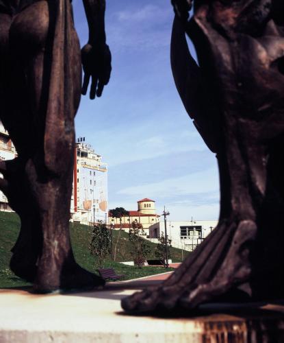 a statue of a man standing next to a tree at Hotel Las Anclas in El Astillero