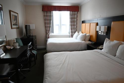 Ένα ή περισσότερα κρεβάτια σε δωμάτιο στο The Gananoque Inn